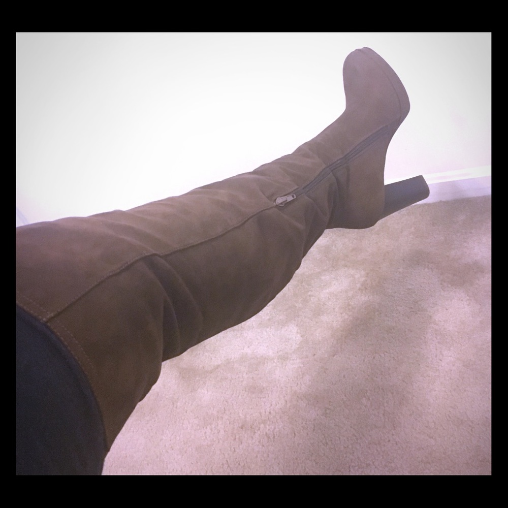 Beautiful suede brown knee high boots!